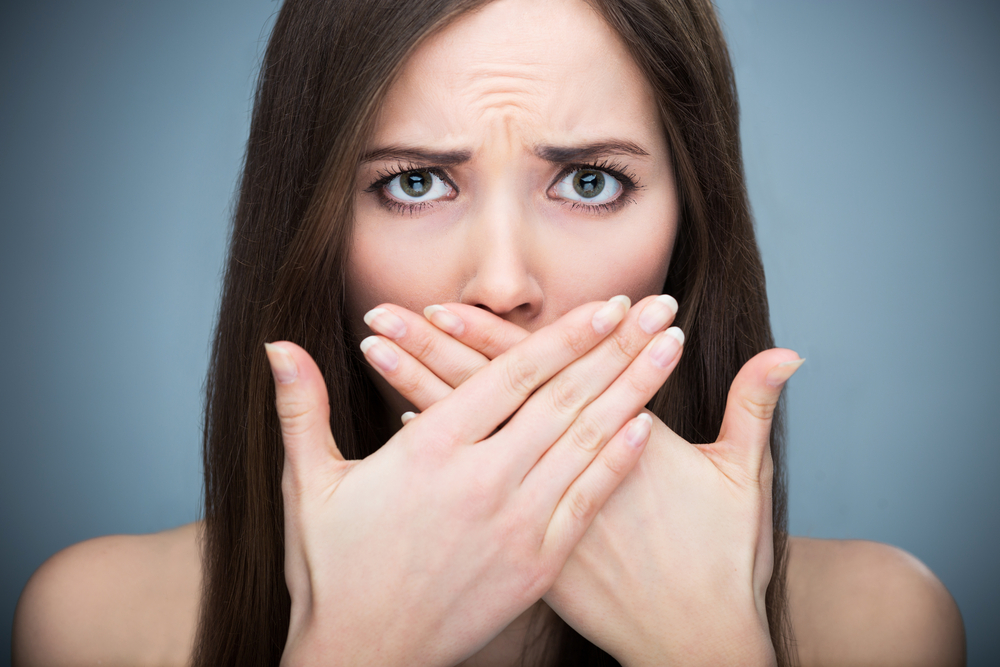 矯正が口臭の原因になっている？お口の臭いのセルフチェックと予防・対策法を紹介！